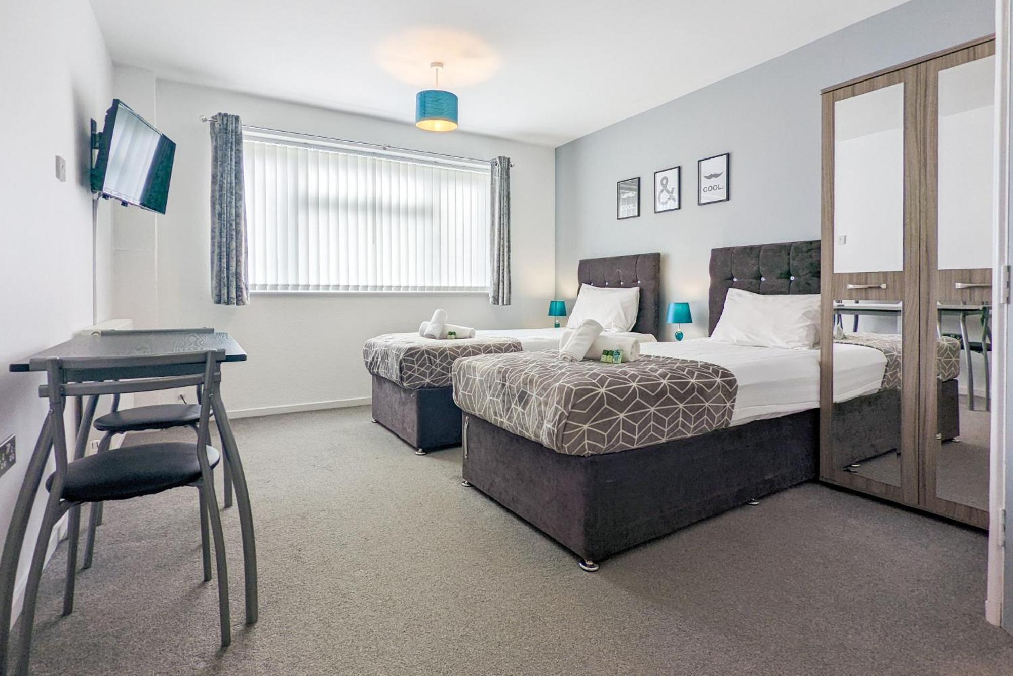 Outfield Homes: 5-bedroom Contractor House With Wi-fi * Peterborough