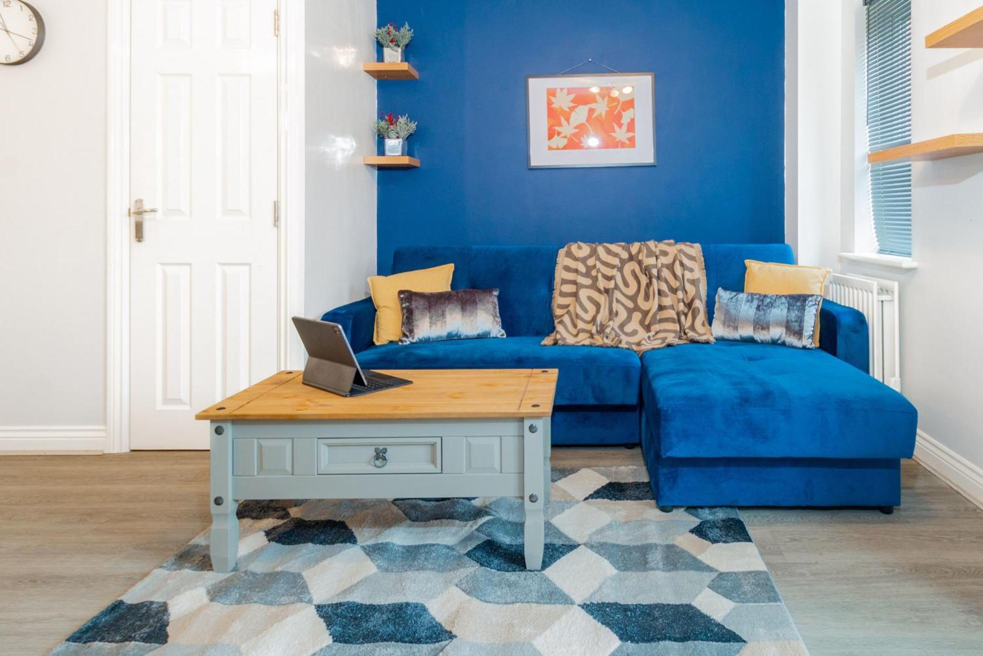 Modern 4-bedroom Contractor House: Free Wifi & Short Lets