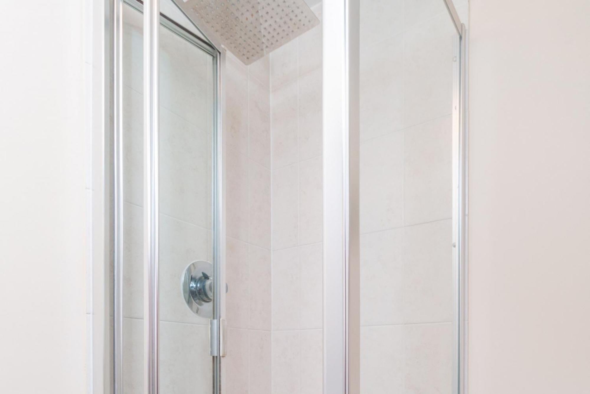 Modern 4-bedroom Contractor House: Free Wifi & Short Lets Peterborough