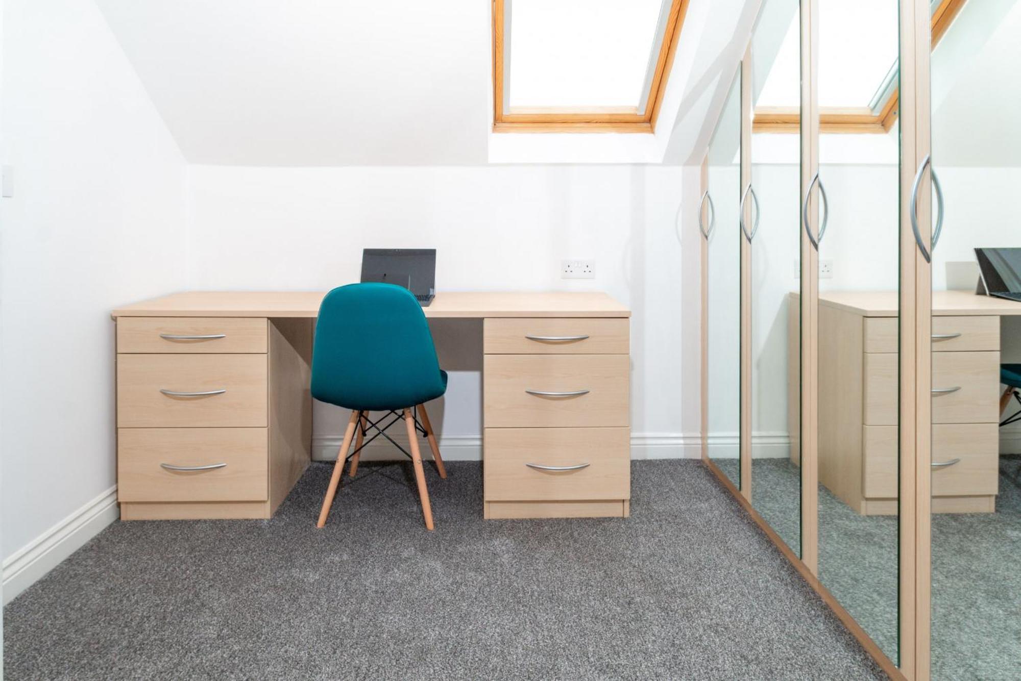 Modern 4-bedroom Contractor House: Free Wifi & Short Lets * Peterborough
