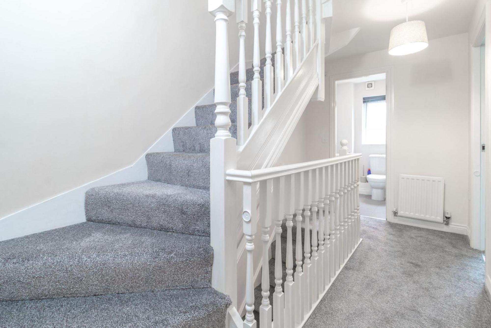 Modern 4-bedroom Contractor House: Free Wifi & Short Lets