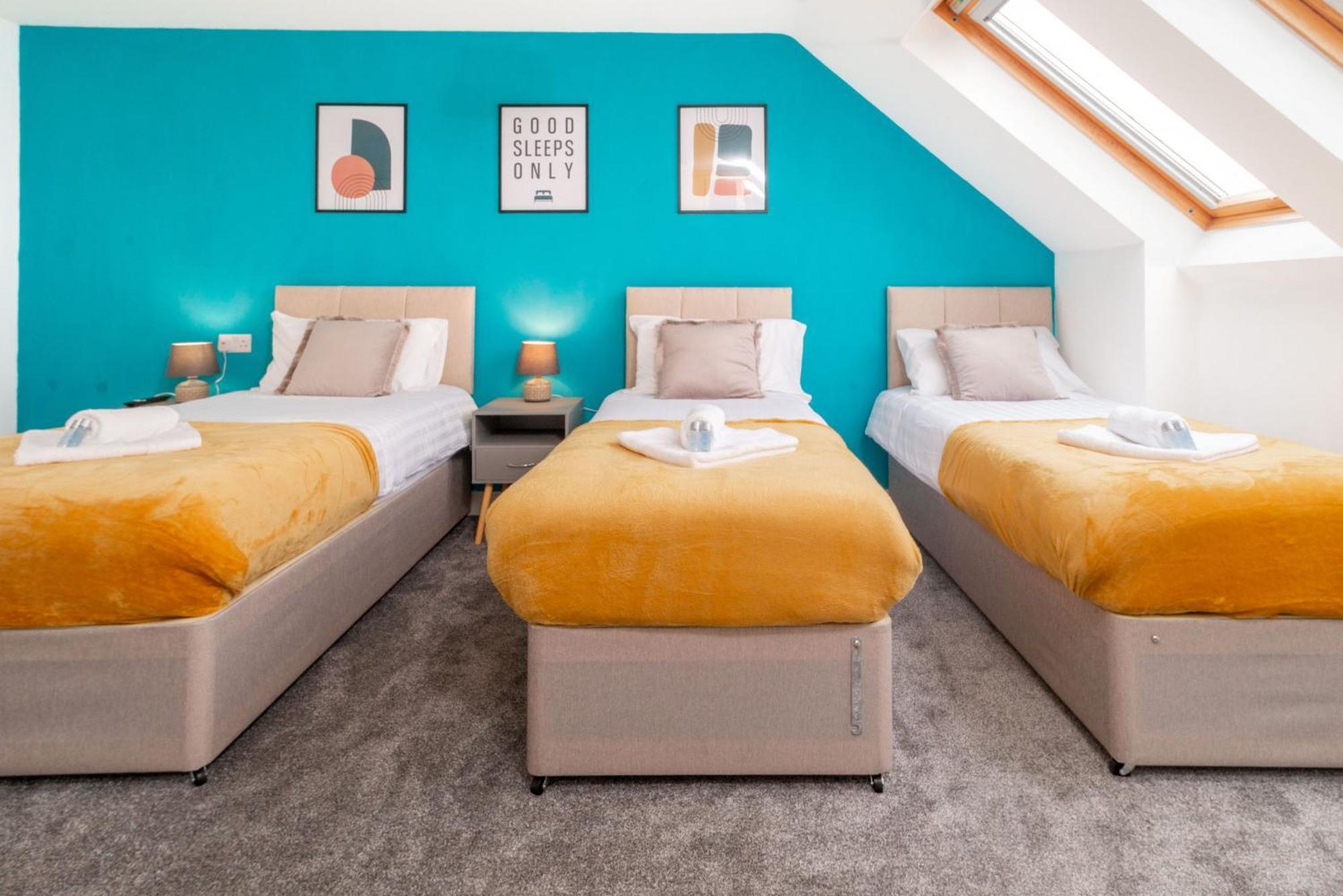 Modern 4-bedroom Contractor House: Free Wifi & Short Lets Holiday home