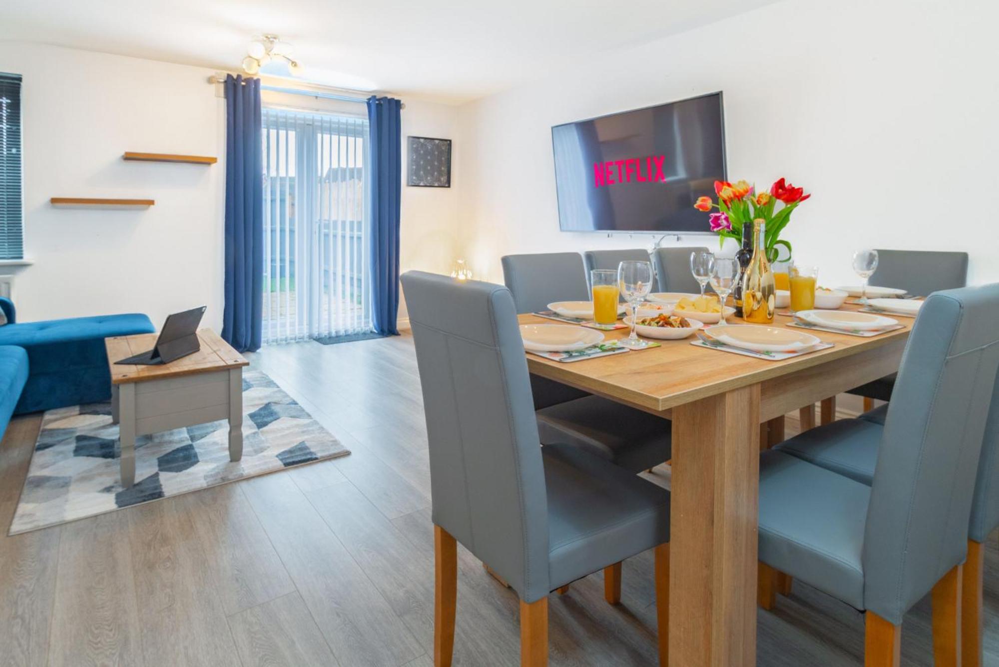 Holiday home Modern 4-bedroom Contractor House: Free Wifi & Short Lets