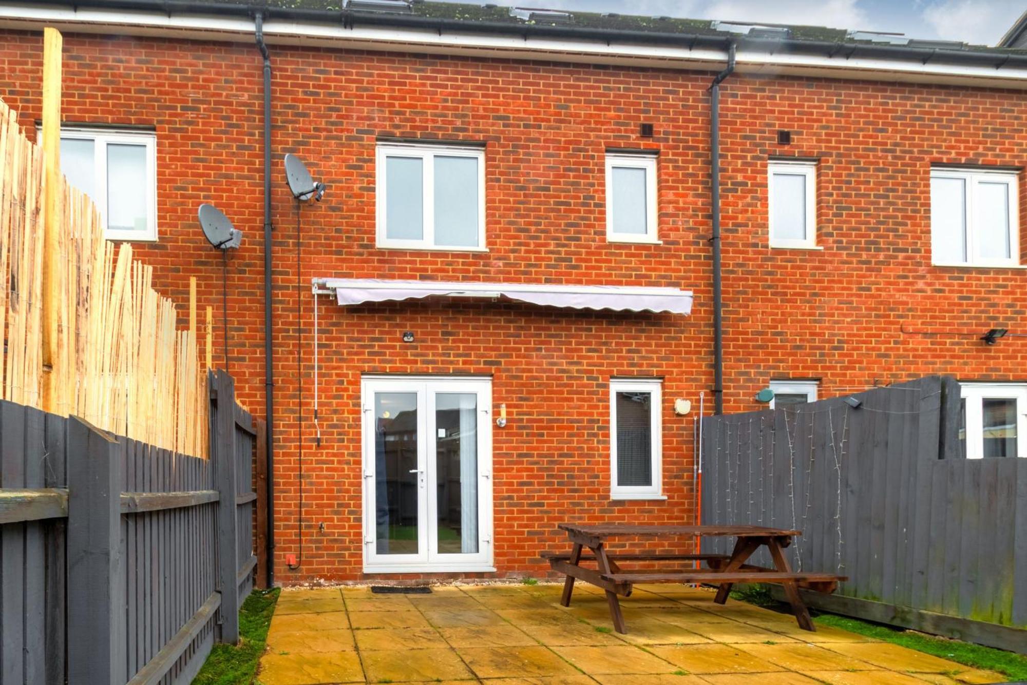 Modern 4-bedroom Contractor House: Free Wifi & Short Lets Holiday home *