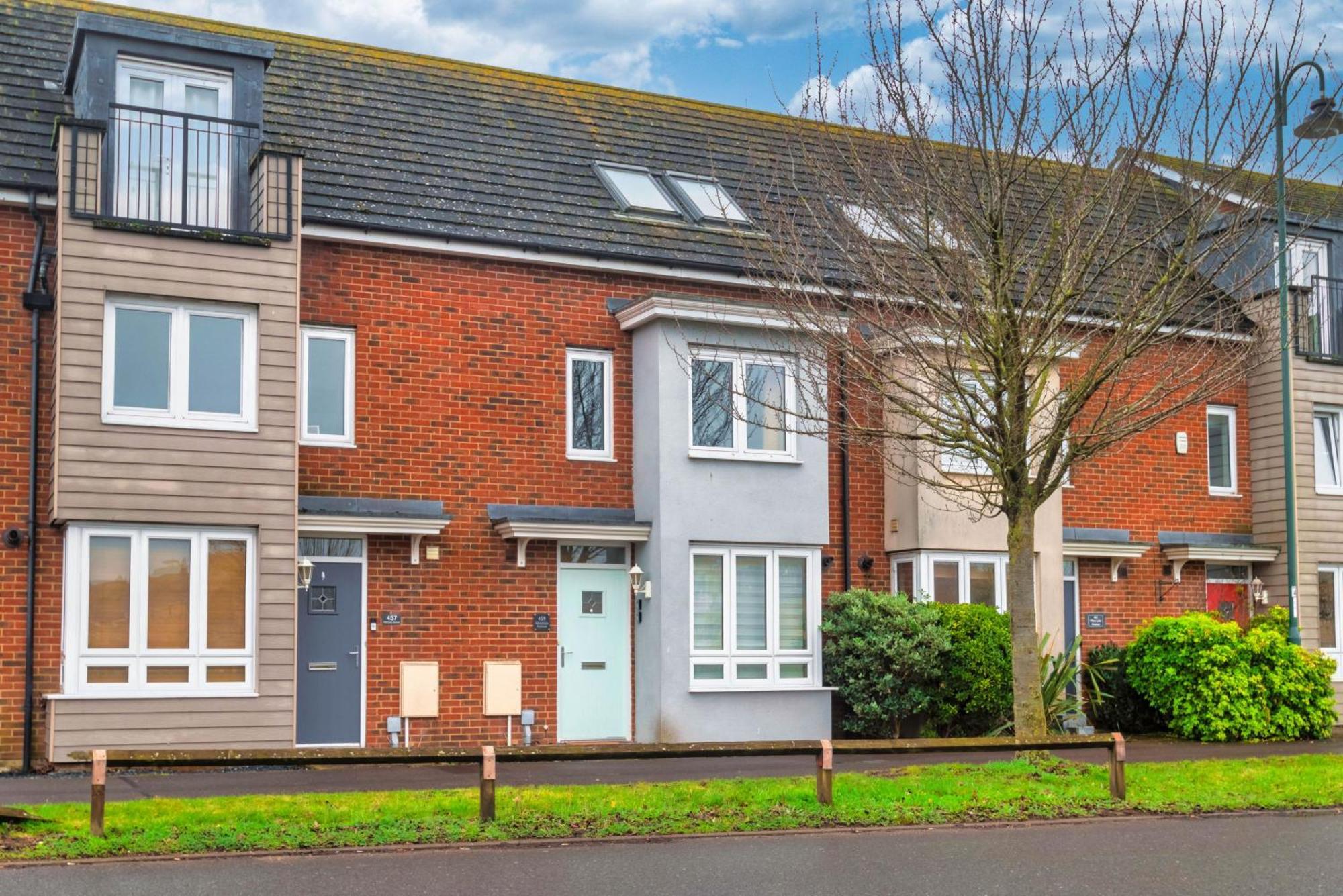 Modern 4-bedroom Contractor House: Free Wifi & Short Lets Holiday home Peterborough
