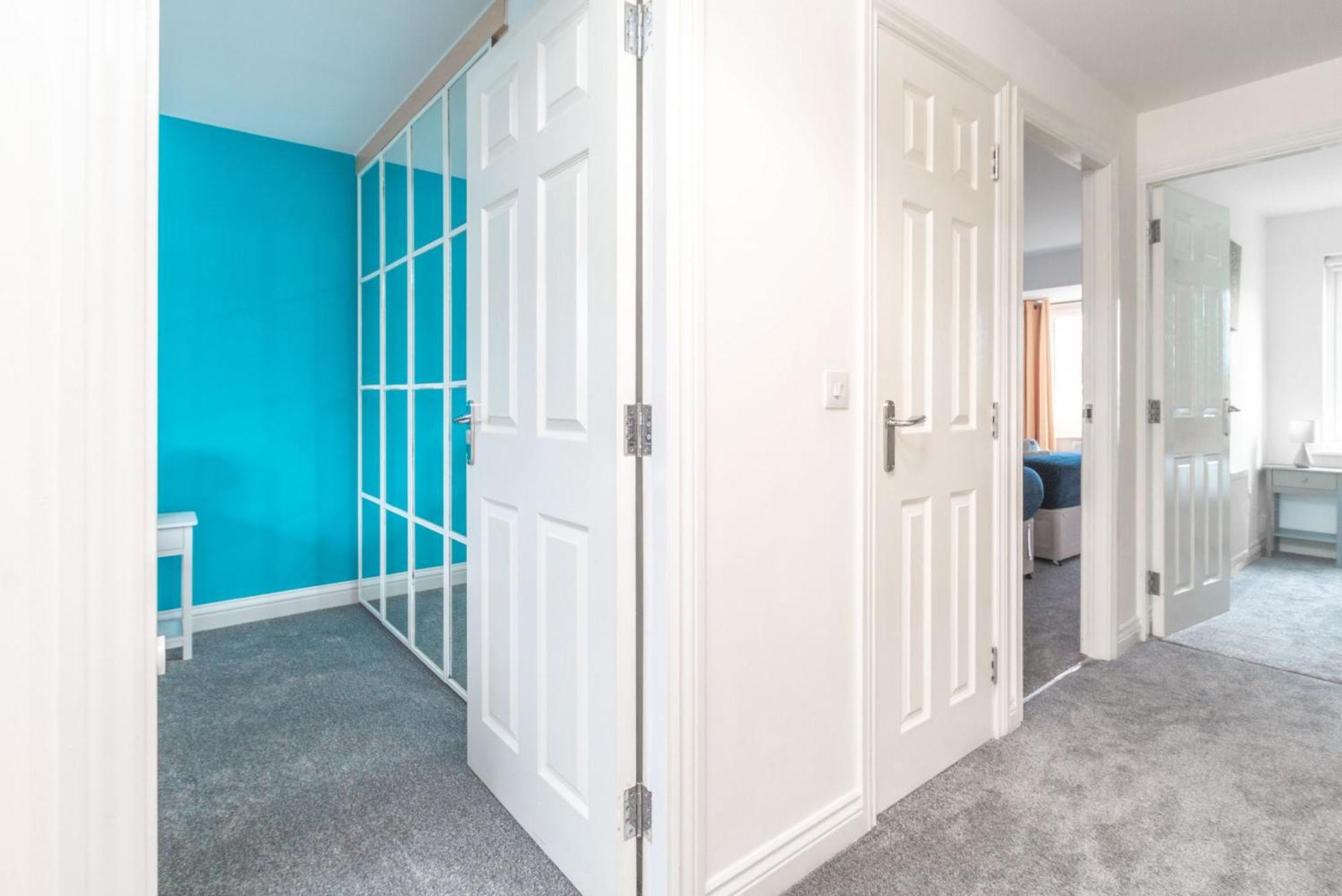 Modern 4-bedroom Contractor House: Free Wifi & Short Lets * Peterborough
