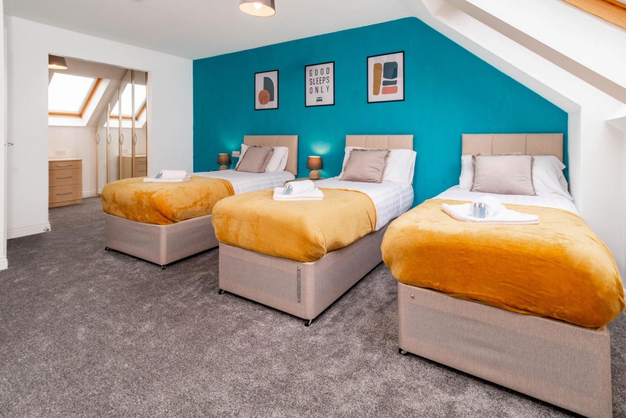 Modern 4-bedroom Contractor House: Free Wifi & Short Lets