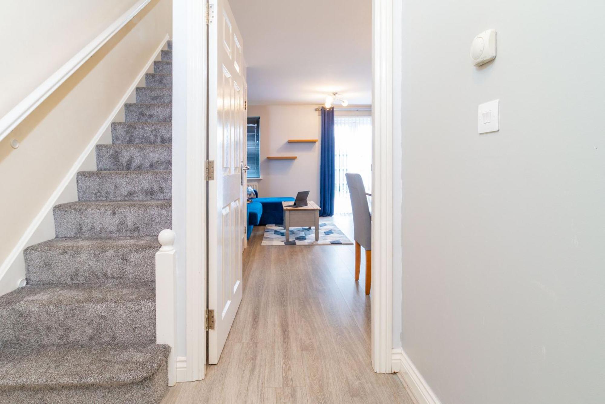 Modern 4-bedroom Contractor House: Free Wifi & Short Lets Holiday home