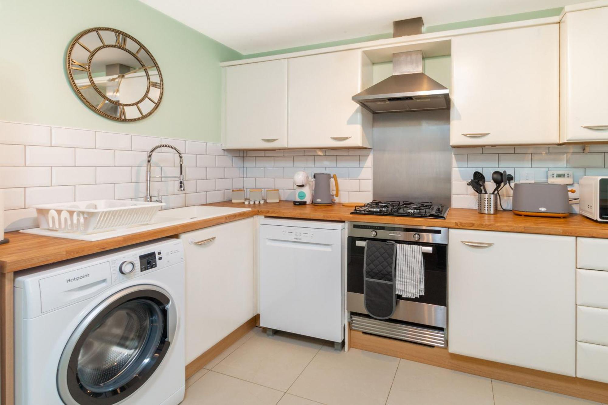 Modern 4-bedroom Contractor House: Free Wifi & Short Lets Holiday home *