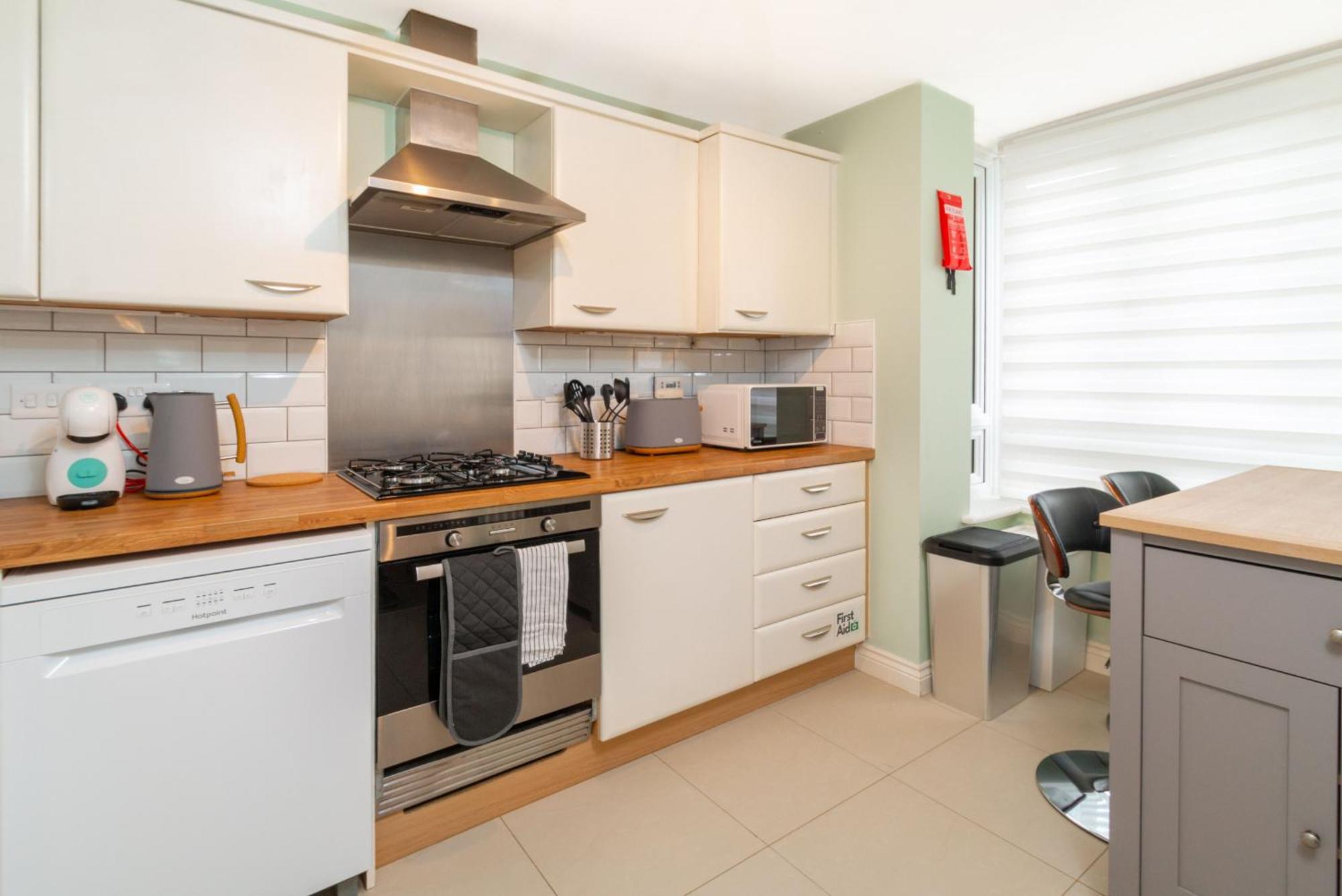 Modern 4-bedroom Contractor House: Free Wifi & Short Lets * Peterborough
