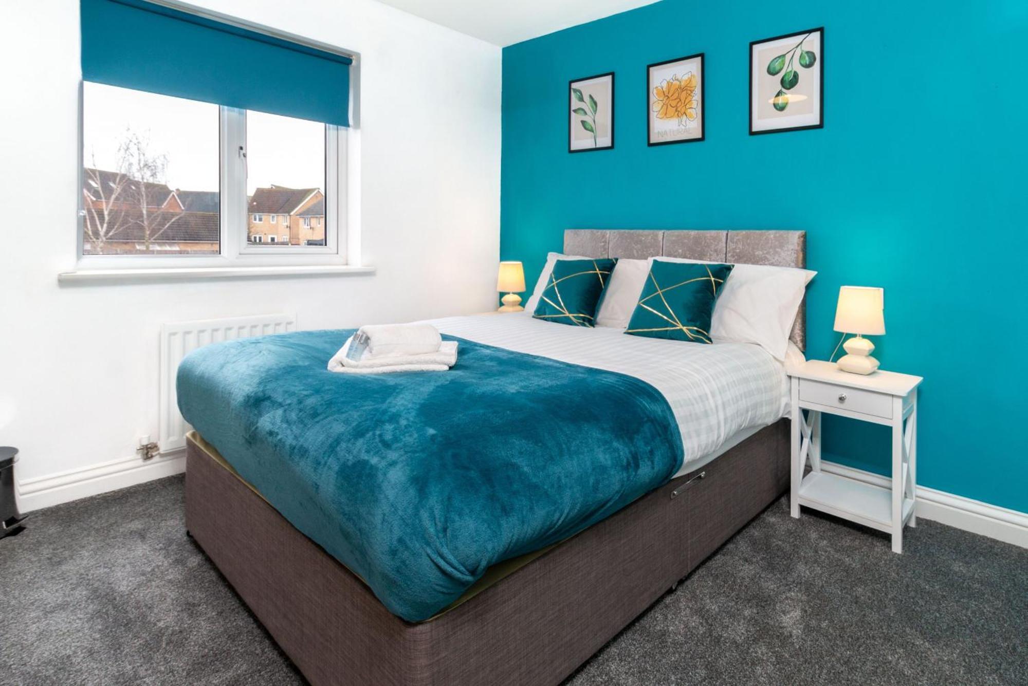 Modern 4-bedroom Contractor House: Free Wifi & Short Lets