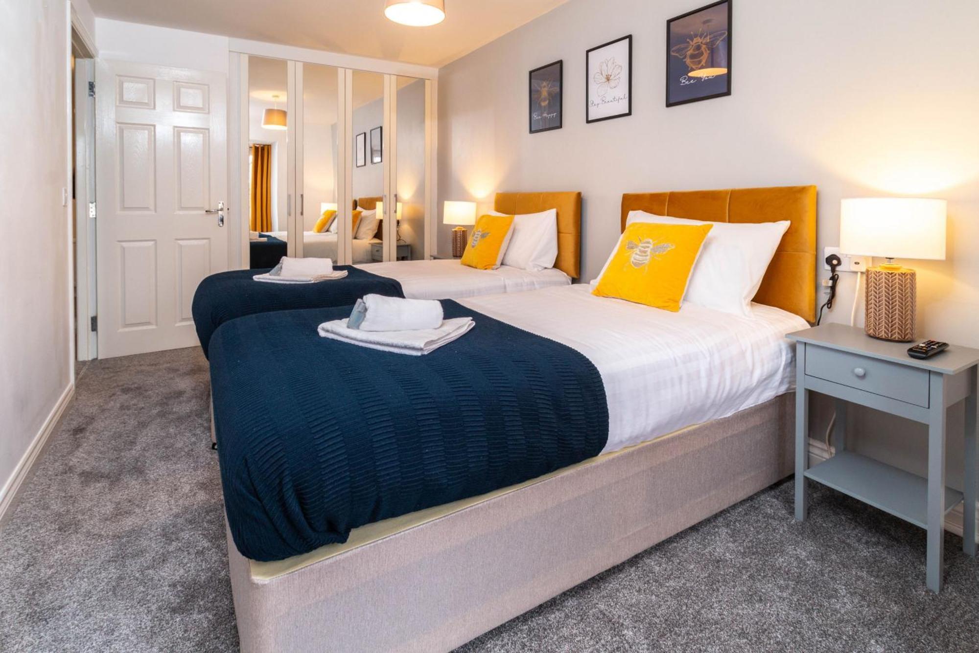 Modern 4-bedroom Contractor House: Free Wifi & Short Lets Holiday home