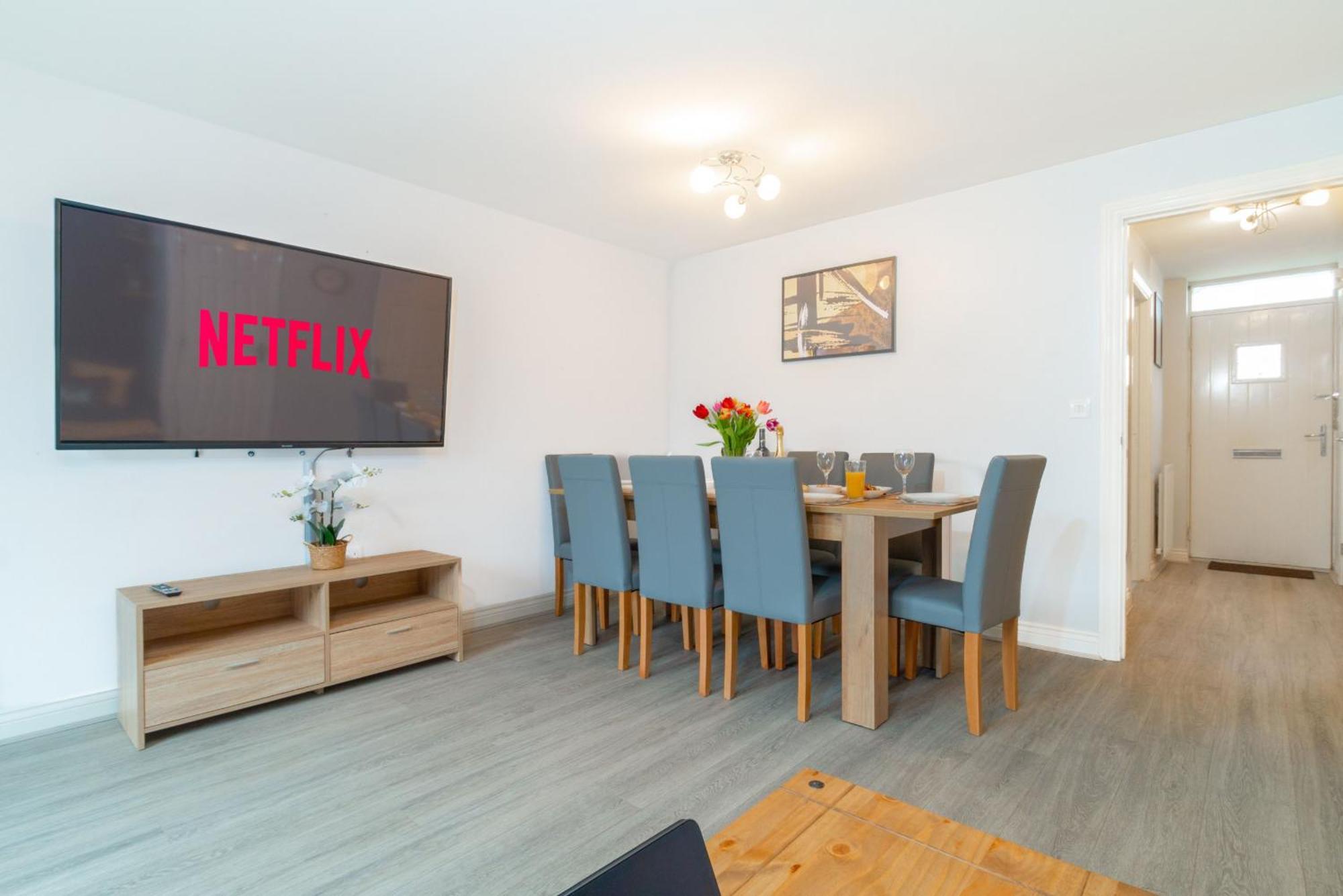 Holiday home Modern 4-bedroom Contractor House: Free Wifi & Short Lets *