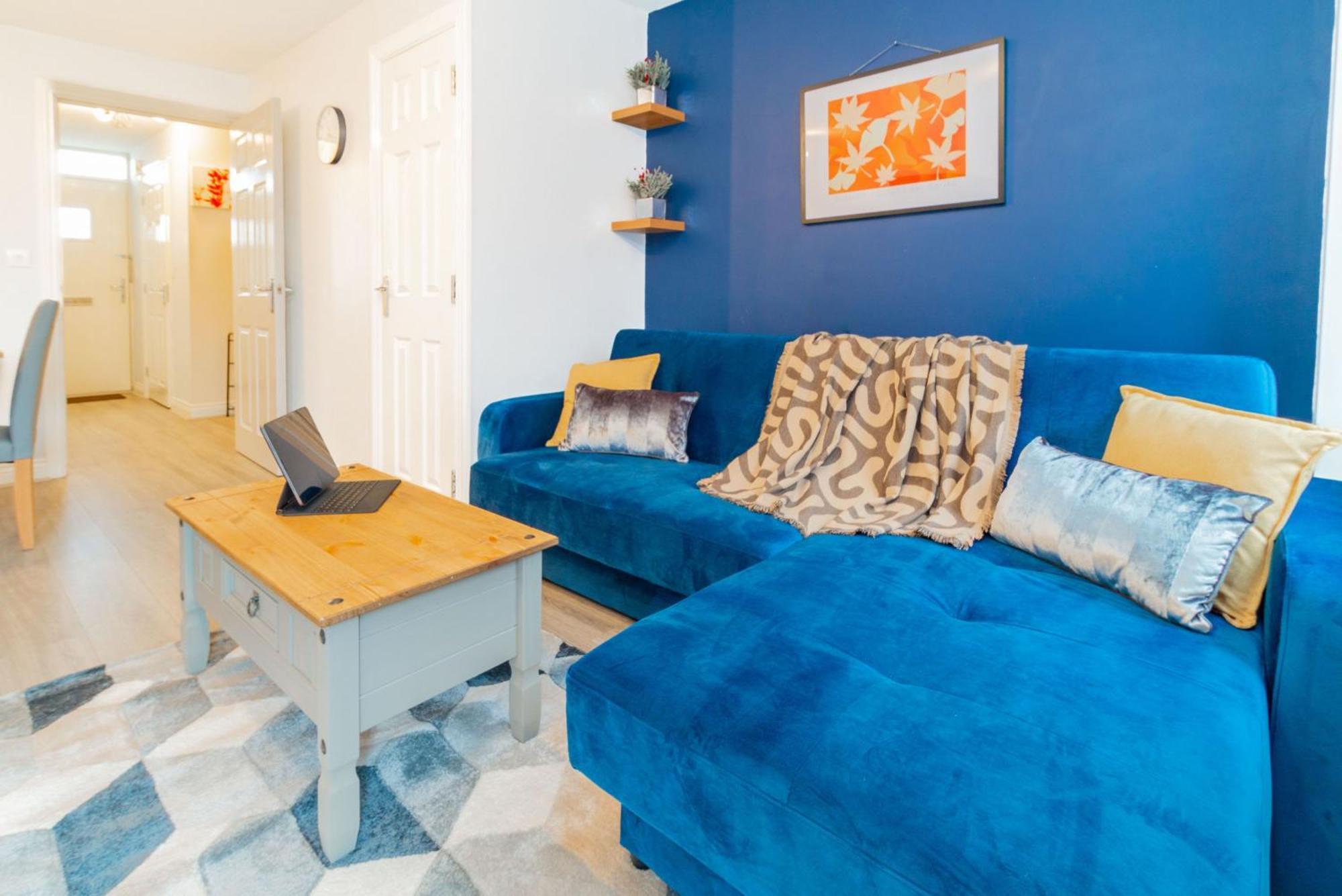Modern 4-bedroom Contractor House: Free Wifi & Short Lets Holiday home Peterborough