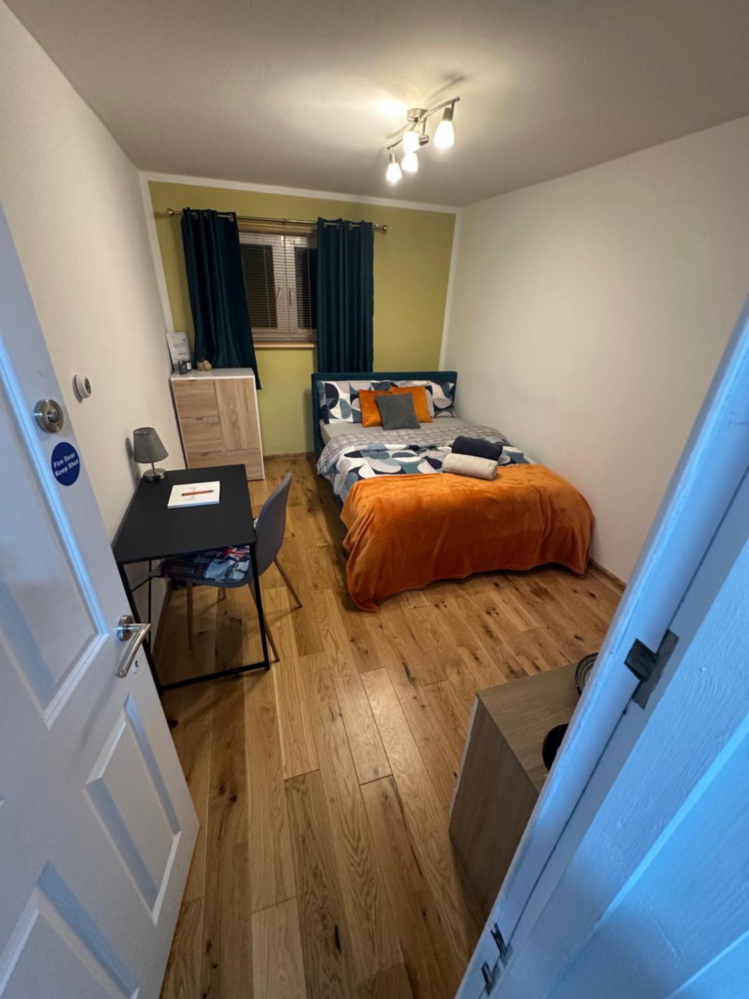 Spacious En-suite Near Hospital And Shops *