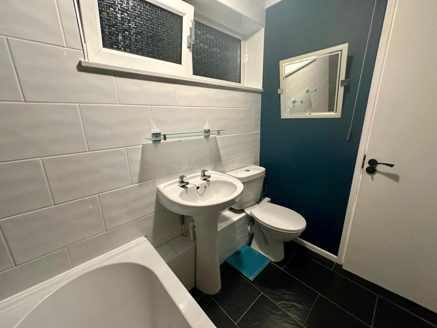 Cozy Four-Bedroom Home With Hot Tub, Garden - Close To Shops, Restaurants, Hospital And Park