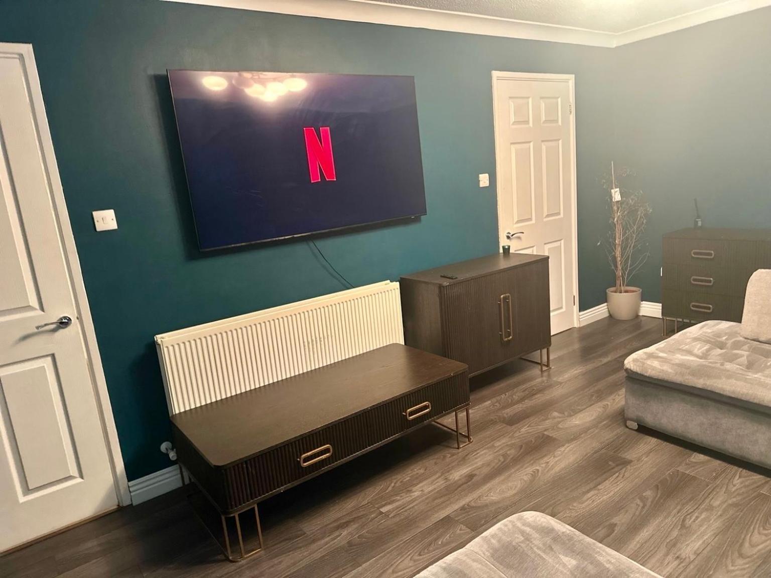 Cozy Four-Bedroom Home With Hot Tub, Garden - Close To Shops, Restaurants, Hospital And Park Apartment