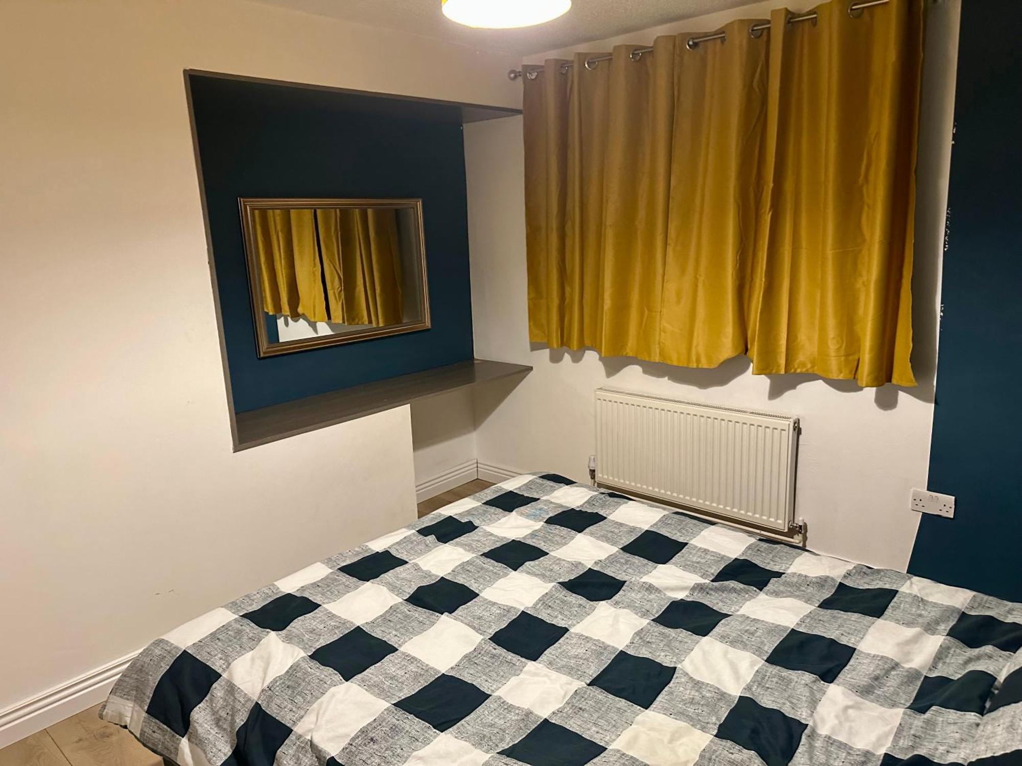 Cozy Four-Bedroom Home With Hot Tub, Garden - Close To Shops, Restaurants, Hospital And Park Apartment *