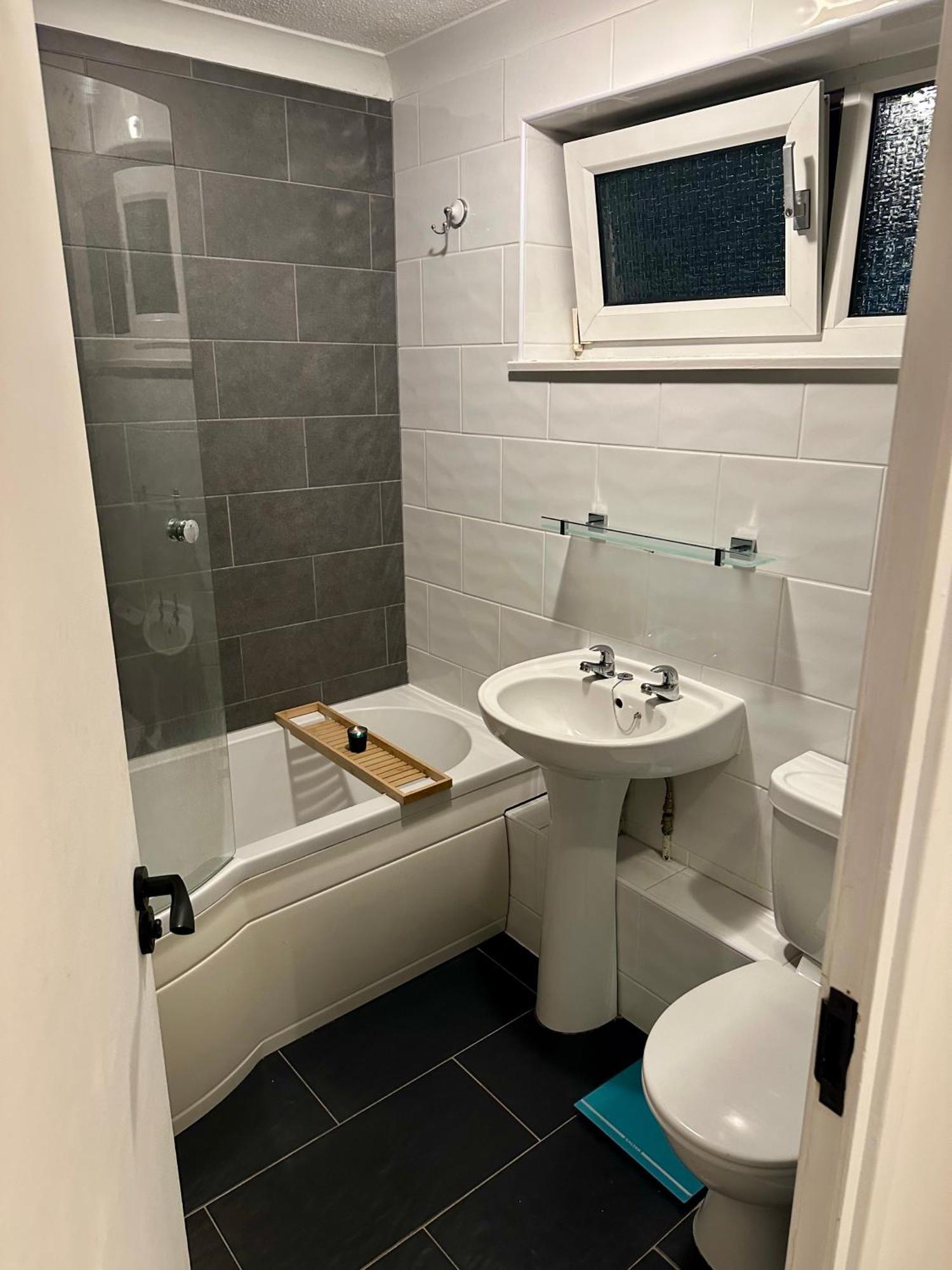 Apartment Cozy Four-Bedroom Home With Hot Tub, Garden - Close To Shops, Restaurants, Hospital And Park *