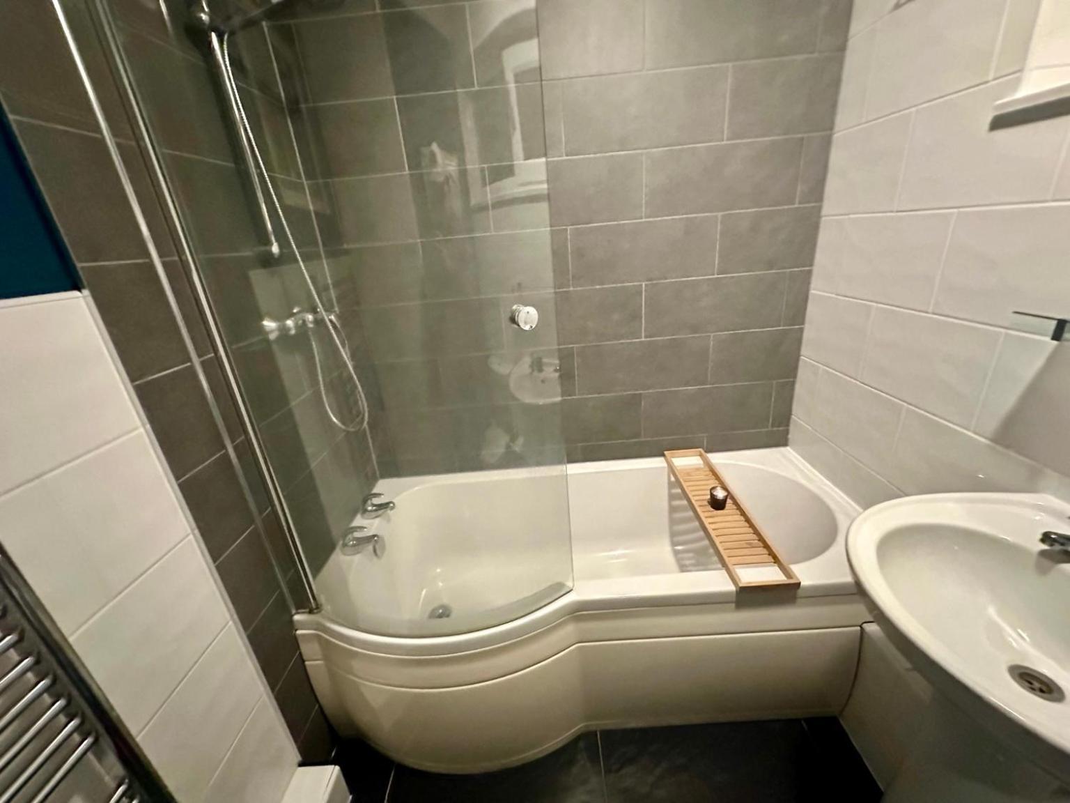 Cozy Four-Bedroom Home With Hot Tub, Garden - Close To Shops, Restaurants, Hospital And Park Peterborough