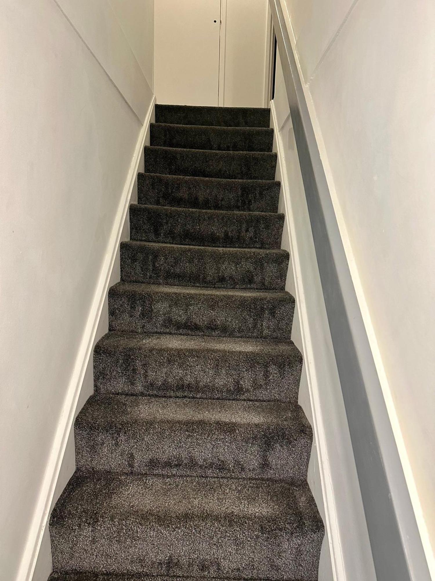 Cozy Four-Bedroom Home With Hot Tub, Garden - Close To Shops, Restaurants, Hospital And Park Apartment
