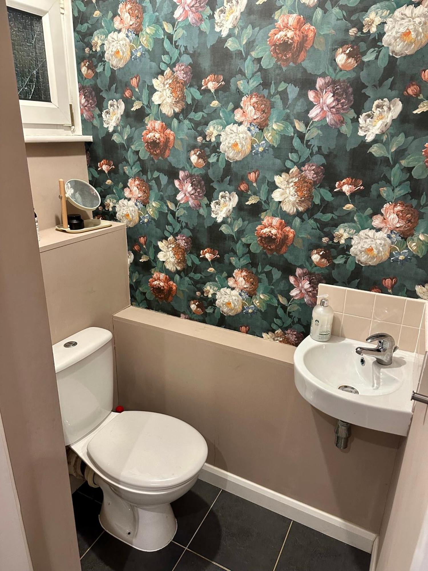 Cozy Four-Bedroom Home With Hot Tub, Garden - Close To Shops, Restaurants, Hospital And Park *