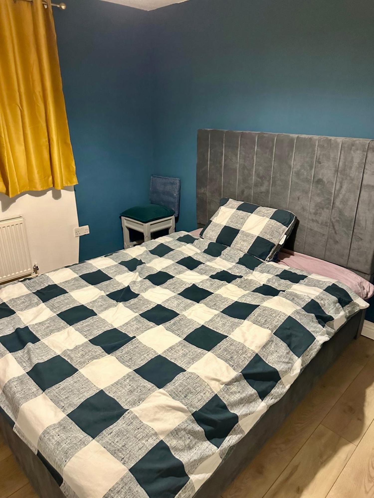 Cozy Four-Bedroom Home With Hot Tub, Garden - Close To Shops, Restaurants, Hospital And Park Apartment *