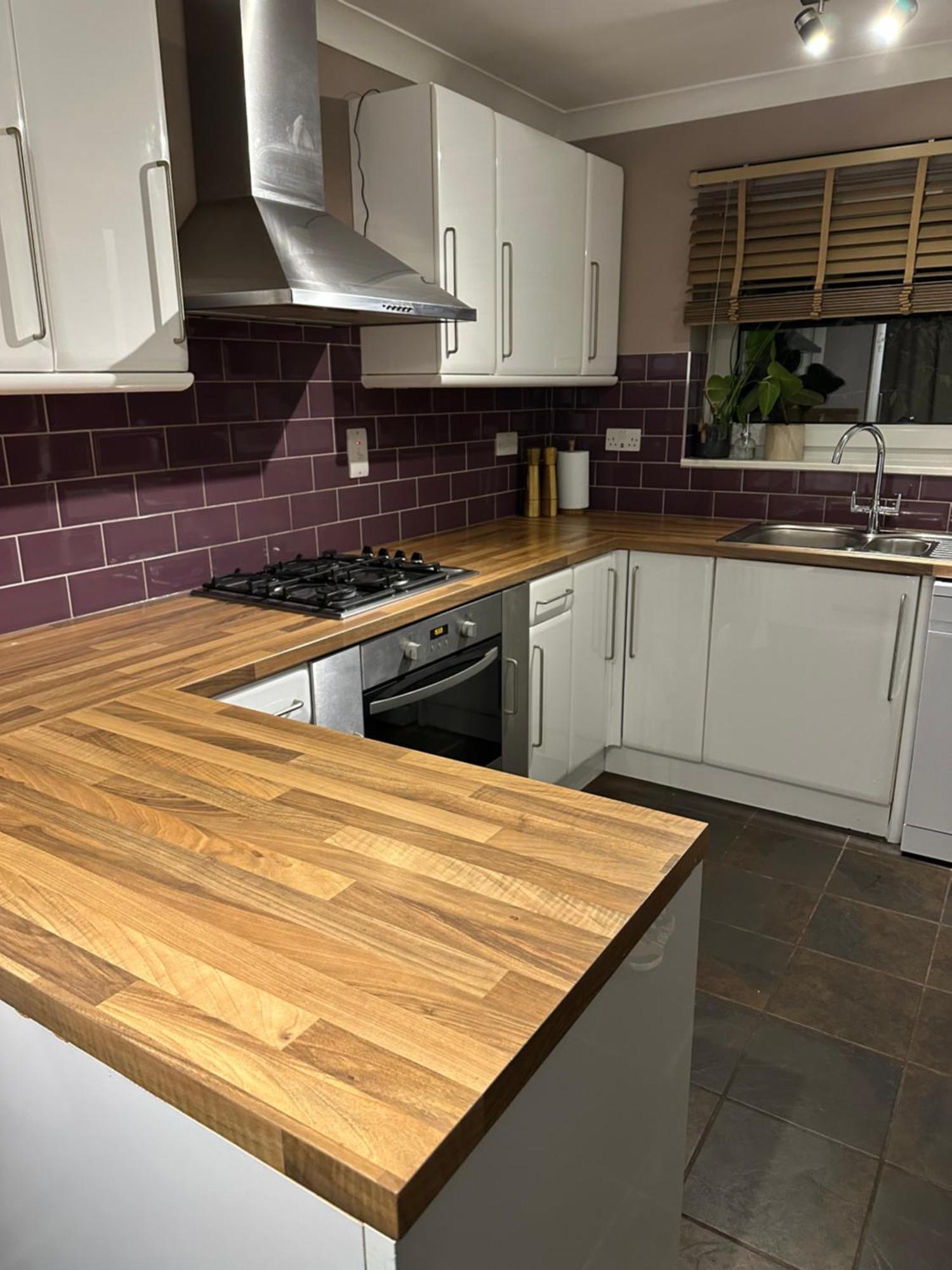 Cozy Four-Bedroom Home With Hot Tub, Garden - Close To Shops, Restaurants, Hospital And Park Apartment