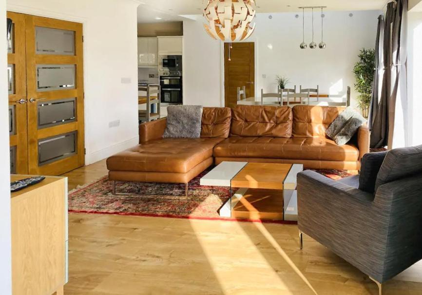 Large 5 Bedroom House - Holiday home Peterborough