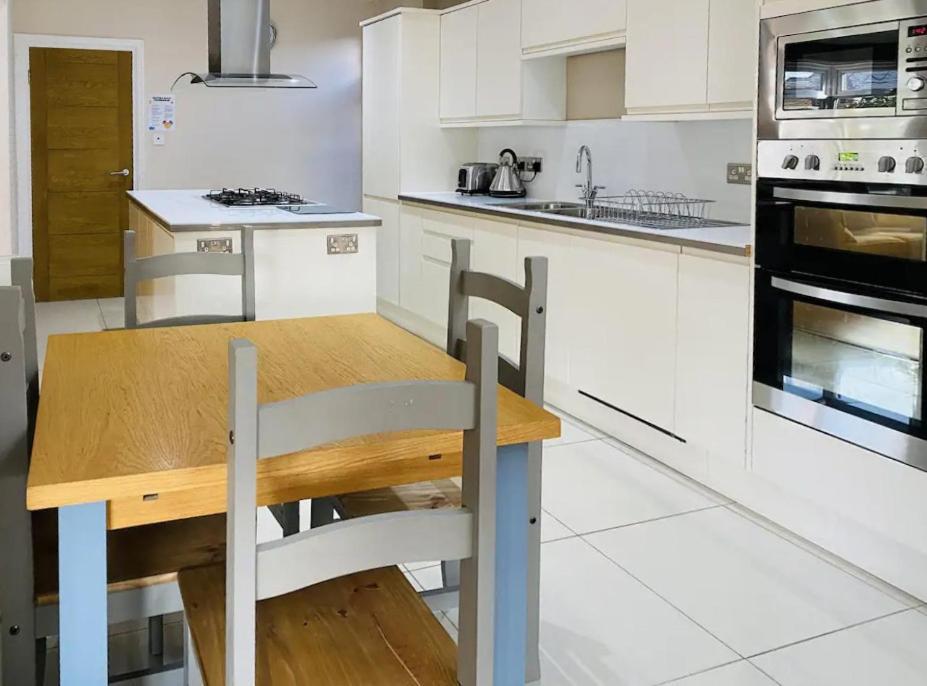Large 5 Bedroom House - Peterborough