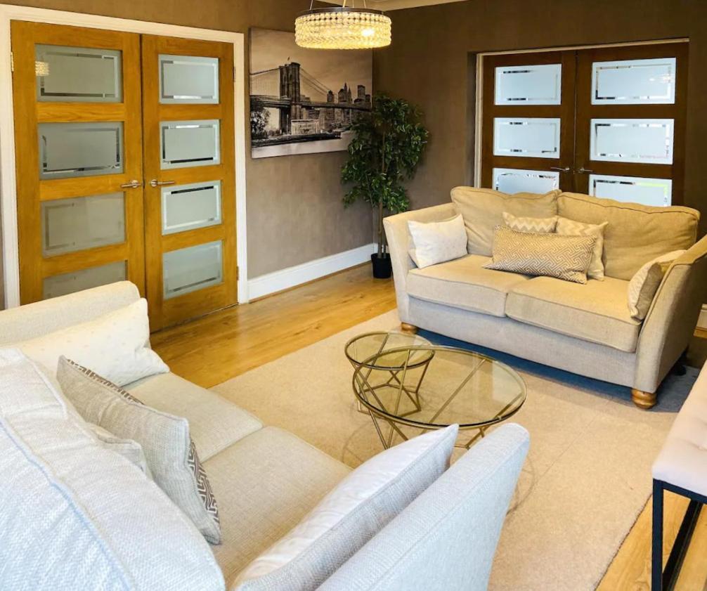 Large 5 Bedroom House -