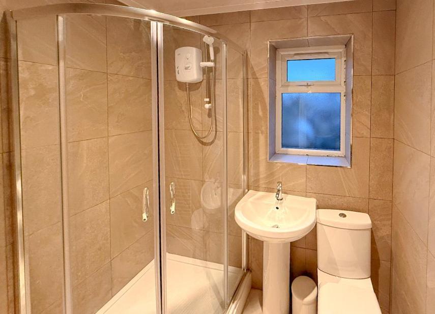 Large 5 Bedroom House - *