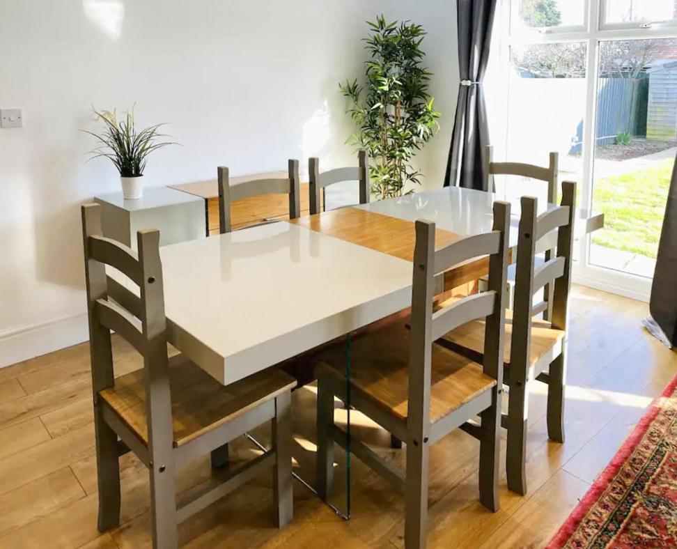 Large 5 Bedroom House - Peterborough