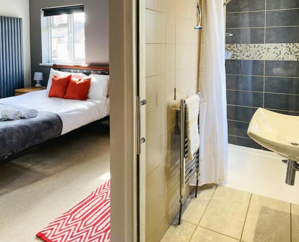 Large 5 Bedroom House - * Peterborough