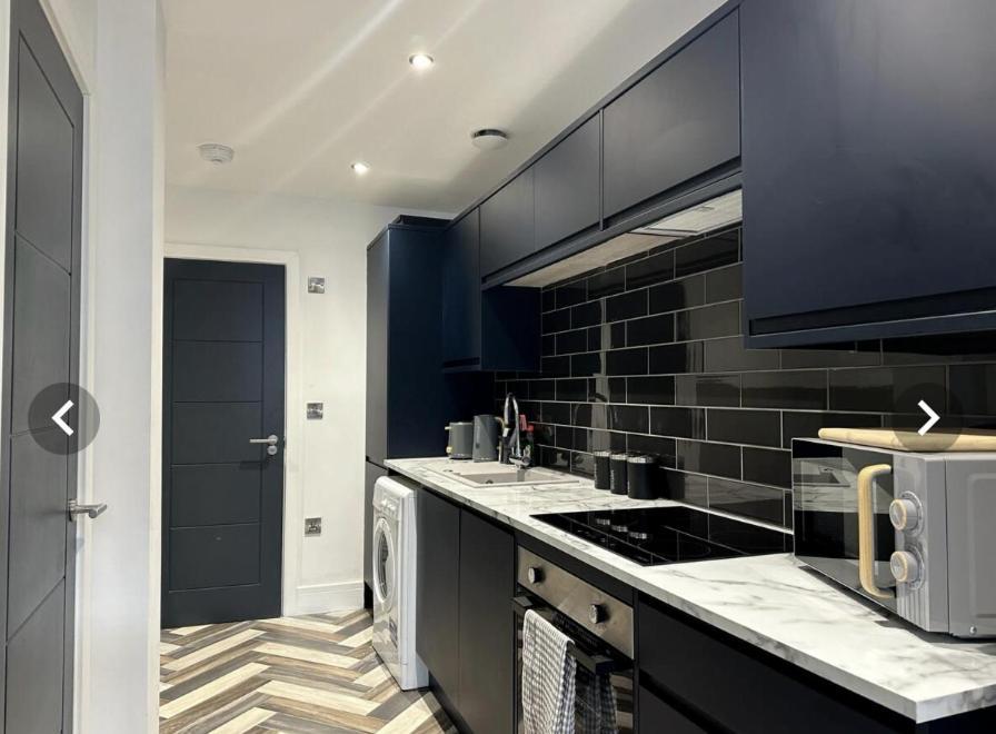 City Centre Apartments - 1 Bed Apartments - 5 Min Walk From Train Station - Designed For Professionals - Free Wifi - Full Kitchen - Sofa Bed - Ideal For Long Work Stays Apartment *