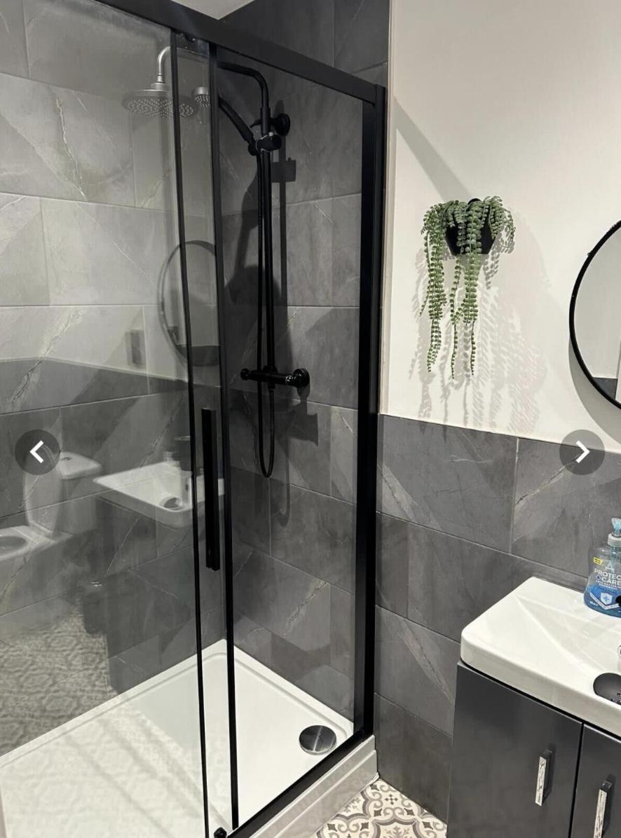 City Centre Apartments - 1 Bed Apartments - 5 Min Walk From Train Station - Designed For Professionals - Free Wifi - Full Kitchen - Sofa Bed - Ideal For Long Work Stays Apartment *