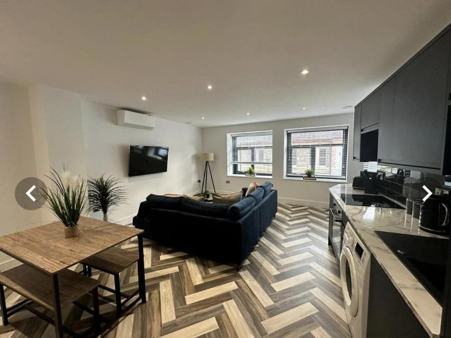 Apartment City Centre Apartments - 1 Bed Apartments - 5 Min Walk From Train Station - Designed For Professionals - Free Wifi - Full Kitchen - Sofa Bed - Ideal For Long Work Stays *