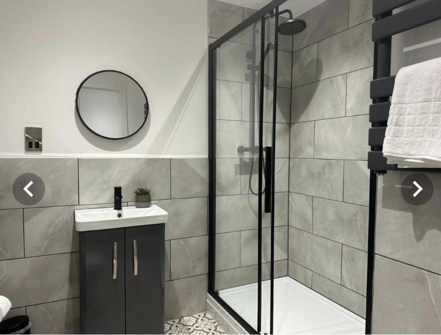 City Centre Apartments - 1 Bed Apartments - 5 Min Walk From Train Station - Designed For Professionals - Free Wifi - Full Kitchen - Sofa Bed - Ideal For Long Work Stays Apartment Peterborough