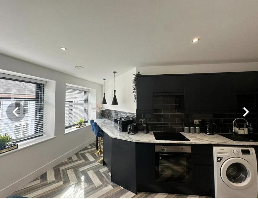 City Centre Apartments - 1 Bed Apartments - 5 Min Walk From Train Station - Designed For Professionals - Free Wifi - Full Kitchen - Sofa Bed - Ideal For Long Work Stays Apartment