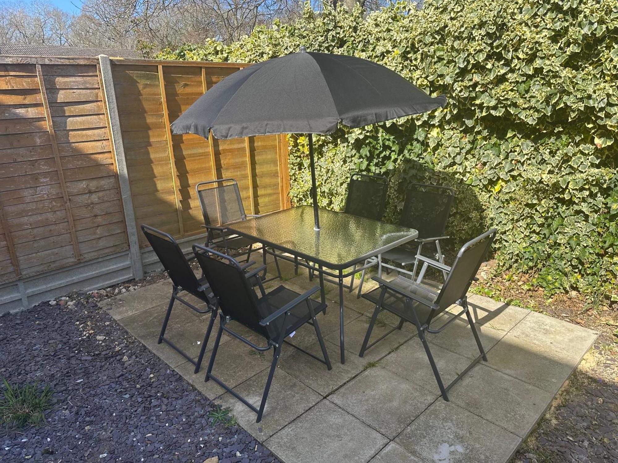 Cozy Four-Bedroom Home With Hot Tub, Garden - Close To Shops, Restaurants, Hospital And Park