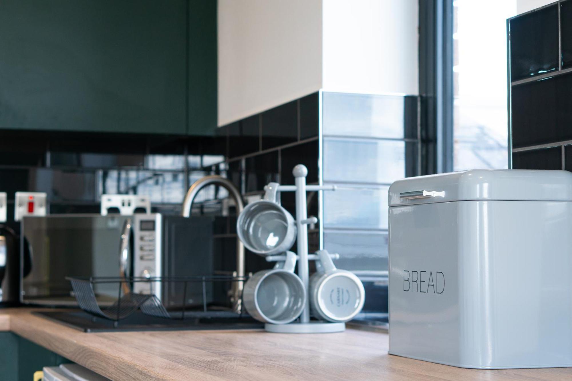 Vincimus Stays Peterborough - Contractor Only Stays - Studio & 1 Bed Apartments With Sofa Beds - Full Kitchens - Free Parking - Wifi - Sky Tv! Peterborough