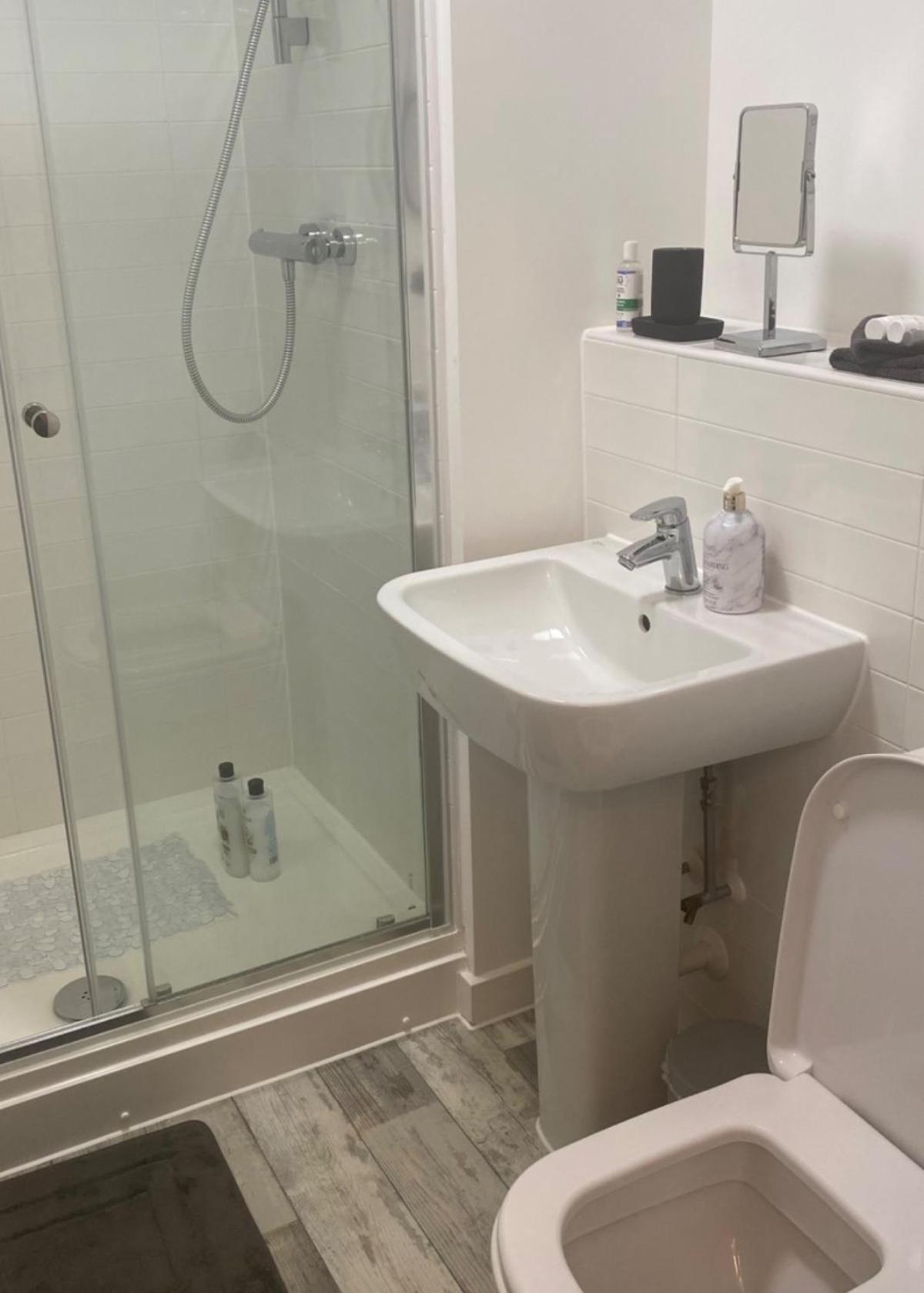 Center Near Healthcare Center One Bed With Free Private Parking Contractors Locum Staff Welcome *