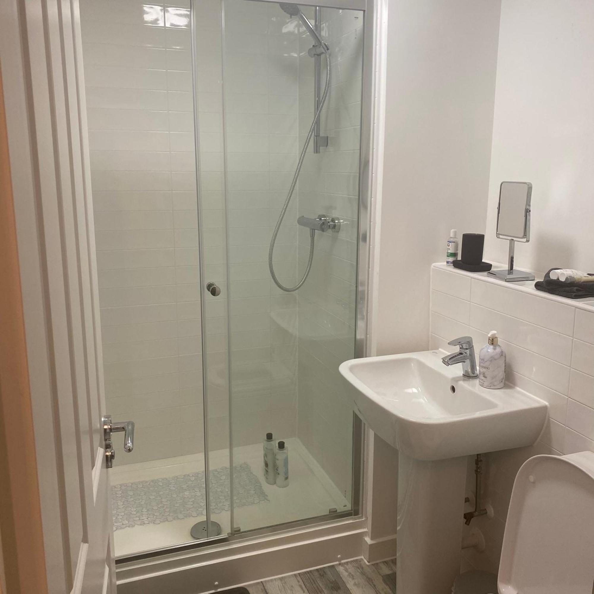 Center Near Healthcare Center One Bed With Free Private Parking Contractors Locum Staff Welcome *