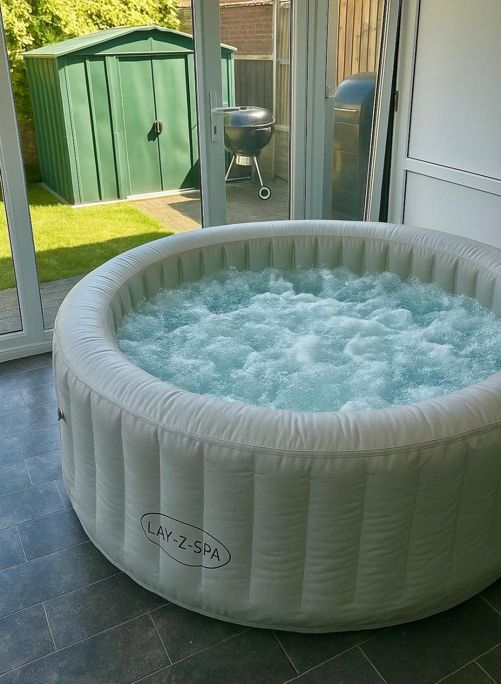 Apartment Cozy Four-Bedroom Home With Hot Tub, Garden - Close To Shops, Restaurants, Hospital And Park
