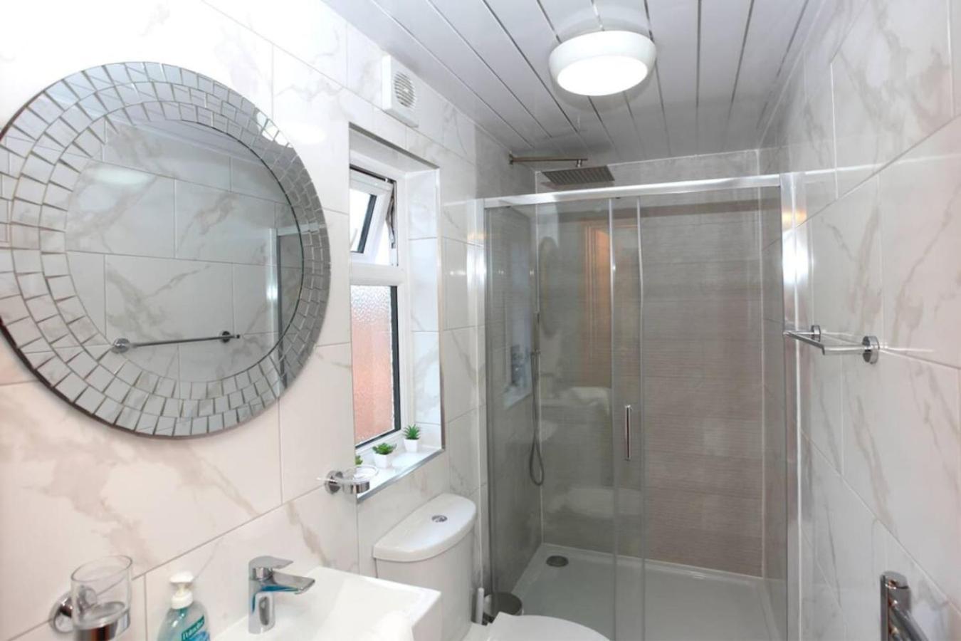 Spacious Retreat For Groups In Fantastic Location Holiday home Peterborough