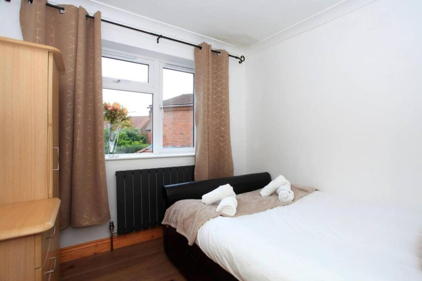 Spacious Retreat For Groups In Fantastic Location Holiday home Peterborough