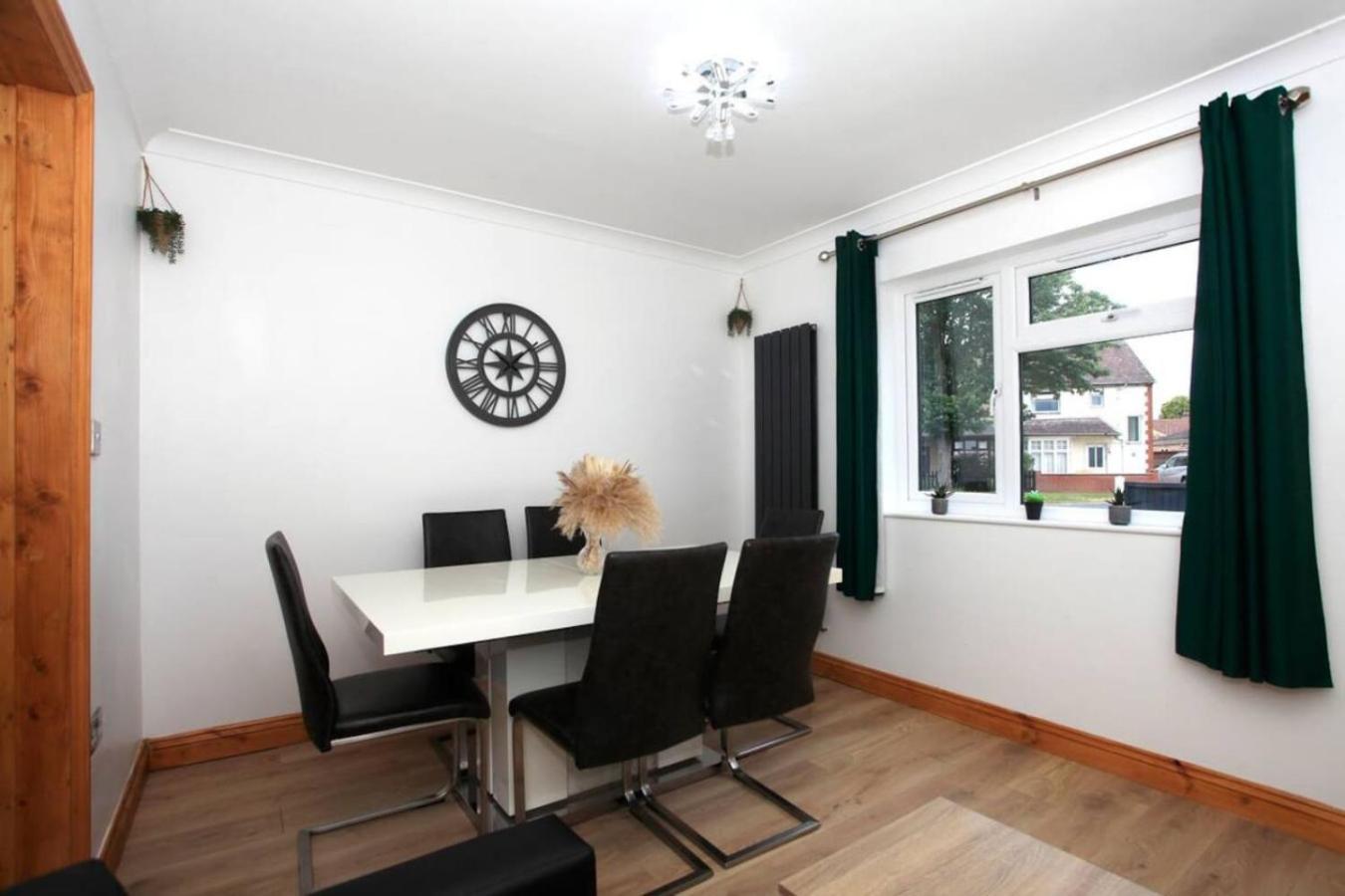 Spacious Retreat For Groups In Fantastic Location Holiday home