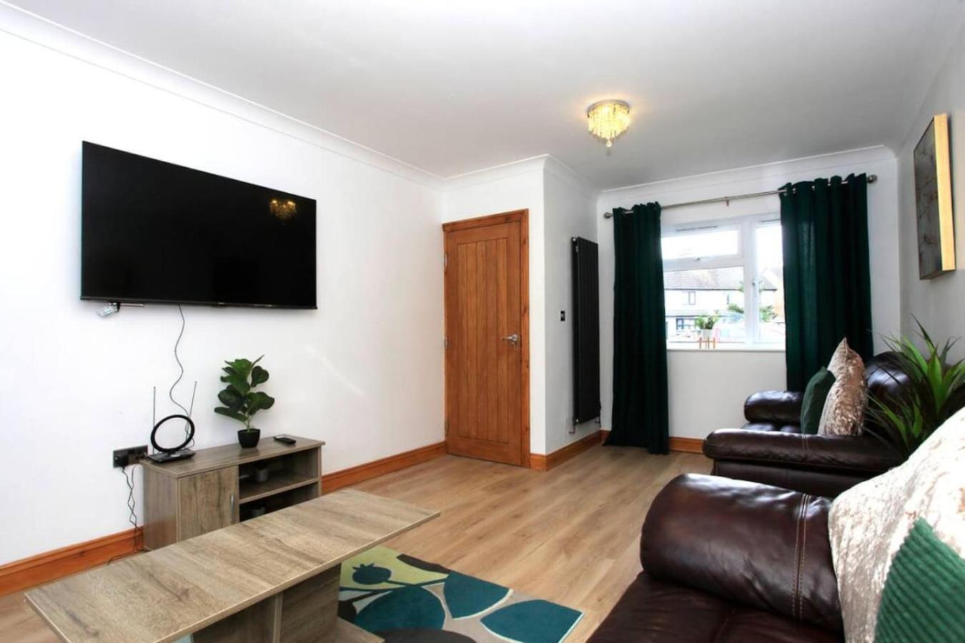 Spacious Retreat For Groups In Fantastic Location Holiday home Peterborough