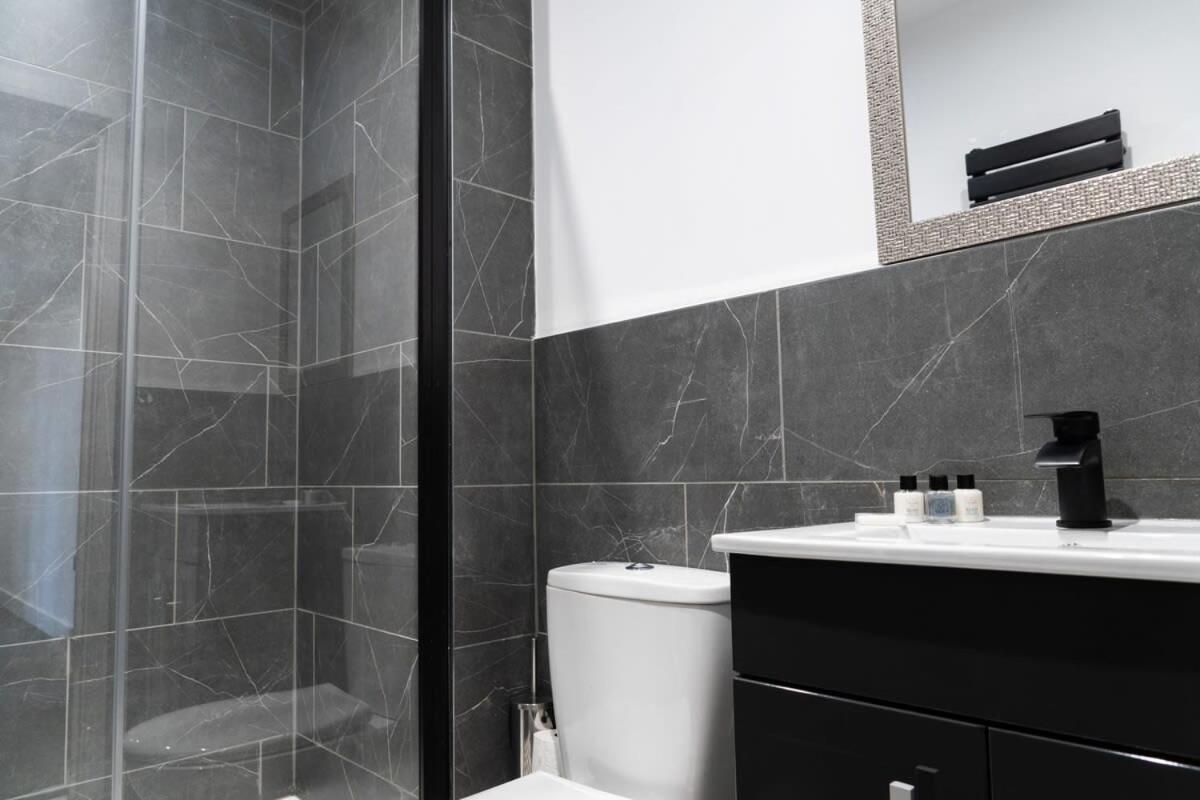 Apartment Superior 1-bed With 2 Sofa Beds Sleeps 6 Peterborough