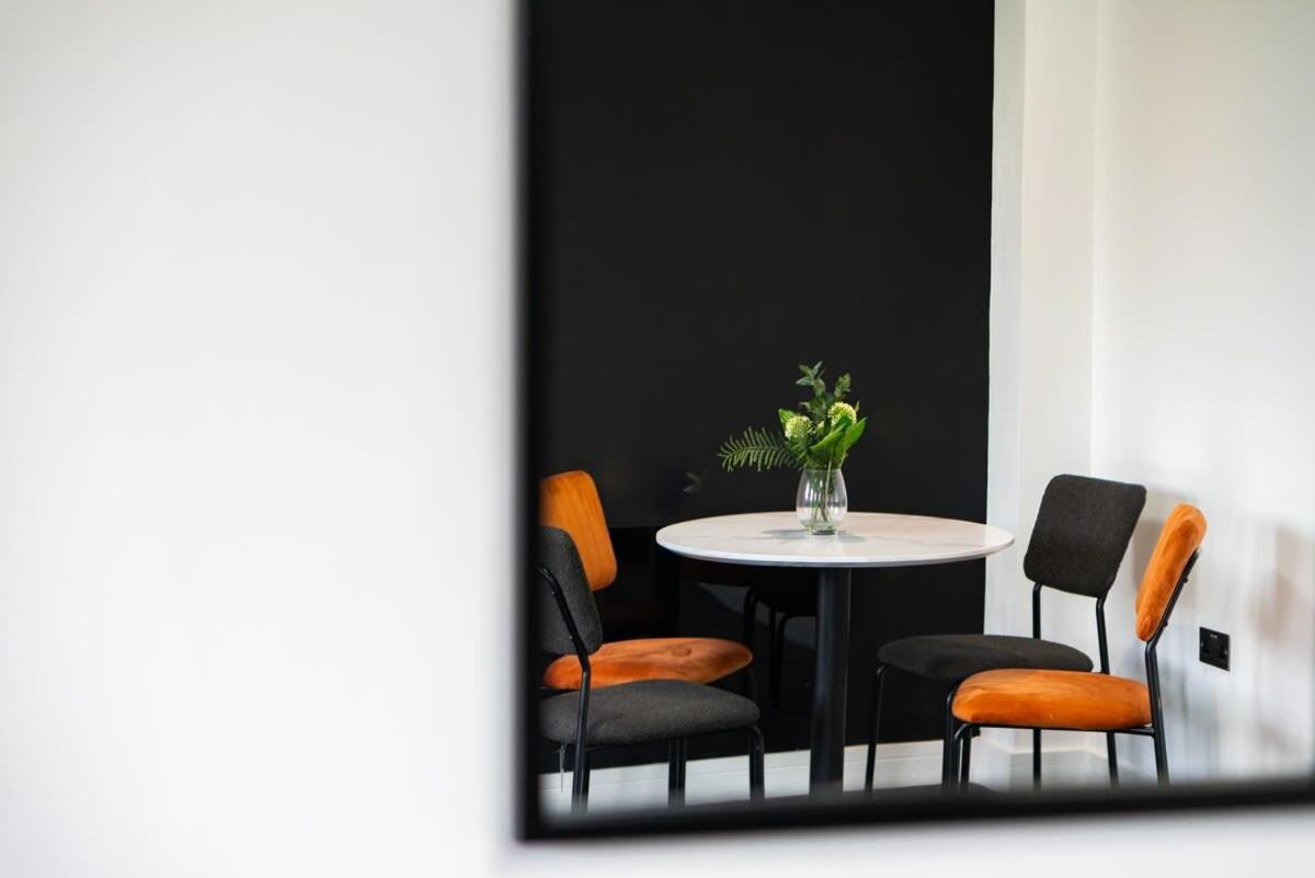 Superior 1-bed With 2 Sofa Beds Sleeps 6 Apartment Peterborough